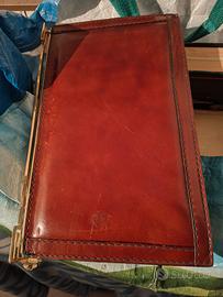 Pochette vintage in pelle marrone: finiture dorate