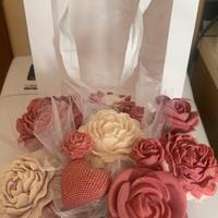 Composizione floreale in cera