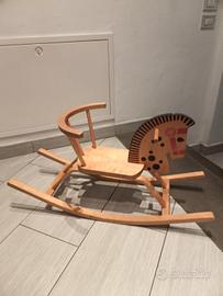 cavallo a dondolo in legno 