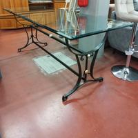 Tavolo in vetro con struttura in ferro battuto