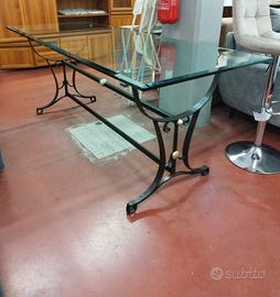 Tavolo in vetro con struttura in ferro battuto