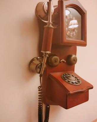 orologio è telefono da parete in legno 