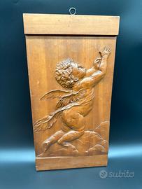 Pannello in legno intagliato con putto/angelo