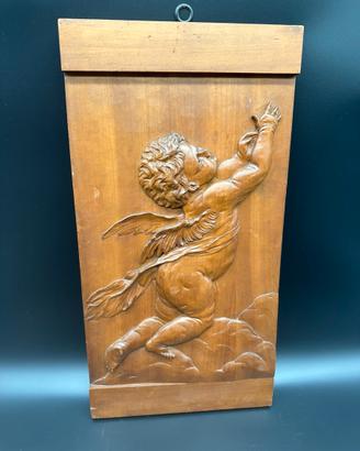 Pannello in legno intagliato con putto/angelo