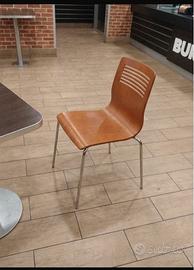 Sedia moderna in legno e metallo