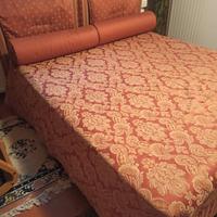 Letto matrimoniale con testata e cuscini