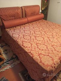 Letto matrimoniale con testata e cuscini