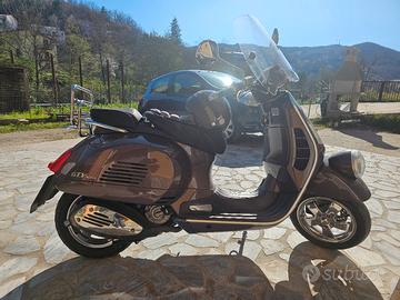 Vespa 300 Gtv I.e. Vie Della Moda