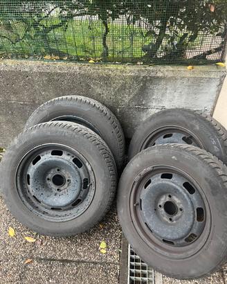 4 cerchi in ferro con gomme invernali 185/65r15