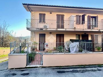 VILLA A SCHIERA A PESCIA