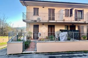 VILLA A SCHIERA A PESCIA