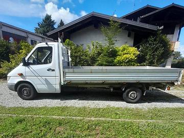 Camion Mercedes Sprinter con cassone
