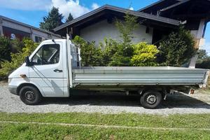 Camion Mercedes Sprinter con cassone