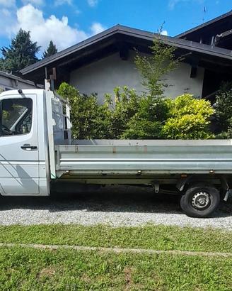Camion Mercedes Sprinter con cassone
