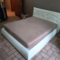 Letto matrimoniale con cassettone Testata Doghe