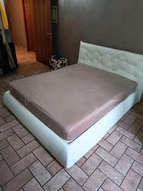 Letto matrimoniale con cassettone Testata Doghe