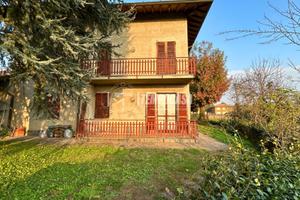 Villa singola divisa in due unità abitative