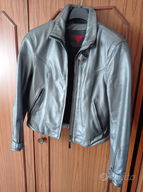 Giacca in pelle da donna motociclista