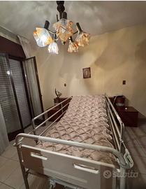 letto, sedia a rotelle e materasso