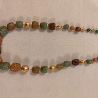 collana in resina e metallo 