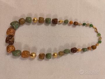 collana in resina e metallo 