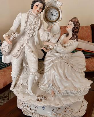 Statua in ceramica di Capodimonte con orologio