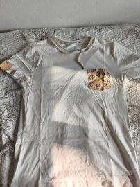 T-shirt uomo chiara con taschino a fantasia