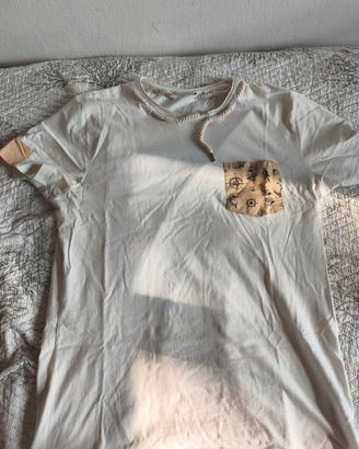 T-shirt uomo chiara con taschino a fantasia