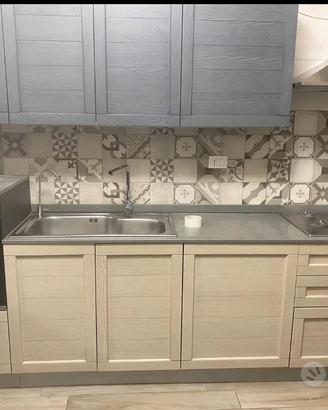 Cucina moderna completa con elettrodomestici