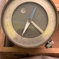 Squadro agrimensorio vintage in ottone con Bussola