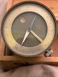 Squadro agrimensorio vintage in ottone con Bussola