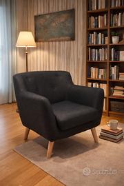 Poltrona in tessuto dark grey e piedini in legno