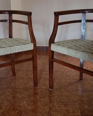 Sedie in legno arrotondate vintage.