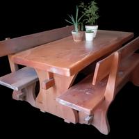 Tavolo con panche in legno massiccio