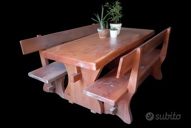 Tavolo con panche in legno massiccio