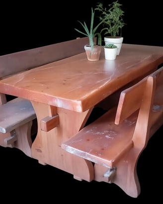 Tavolo con panche in legno massiccio