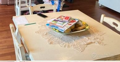 Tavolo allungabile e sedie da cucina