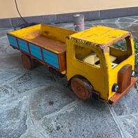 Antico camion giocattolo