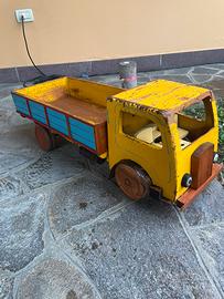 Antico camion giocattolo