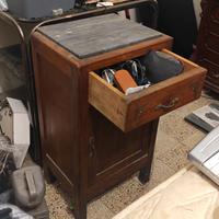 mobiletto in legno e marmo