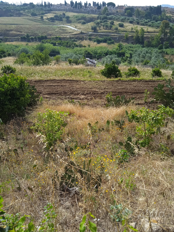 Appezzamento di terreno con acqua