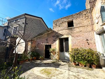 Casa indipendente con corte