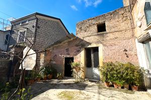 Casa indipendente con corte