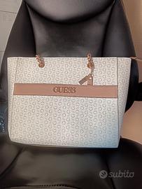 Borsa Guess beige e rosa cipria con dettagli oro