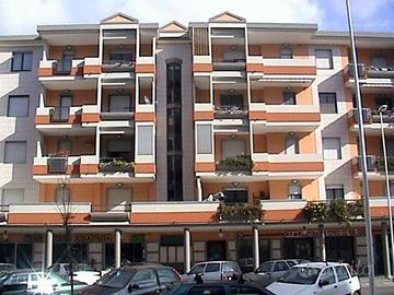 Locale commerciale tre vetrine
