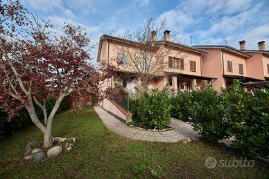 VILLA A SCHIERA D'ANGOLO A COMAZZO