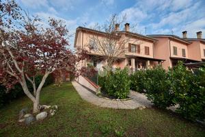 VILLA A SCHIERA D'ANGOLO A COMAZZO