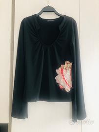 T-shirt nera primavera mai usata