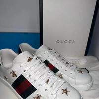 Scarpe bianche ricamate con piccola ape Gucci Ace