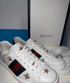 Scarpe bianche ricamate con piccola ape Gucci Ace